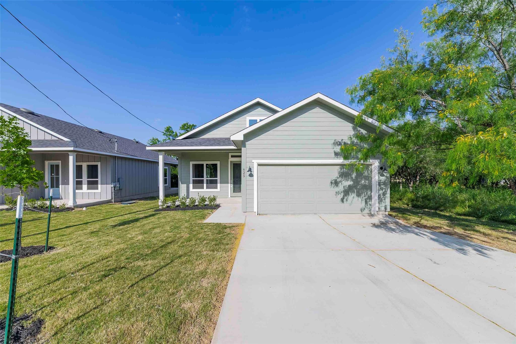 Photo 1 of 26 — 625 Birch LN, Cottonwood Shores, TX 78657