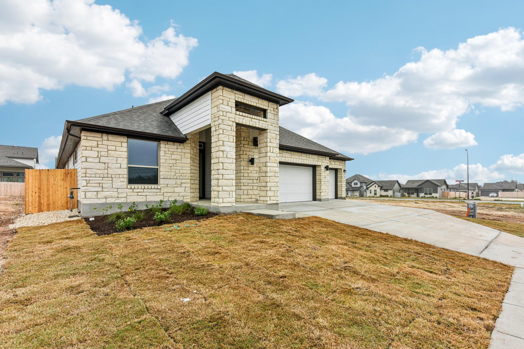 310 Treadwell LN