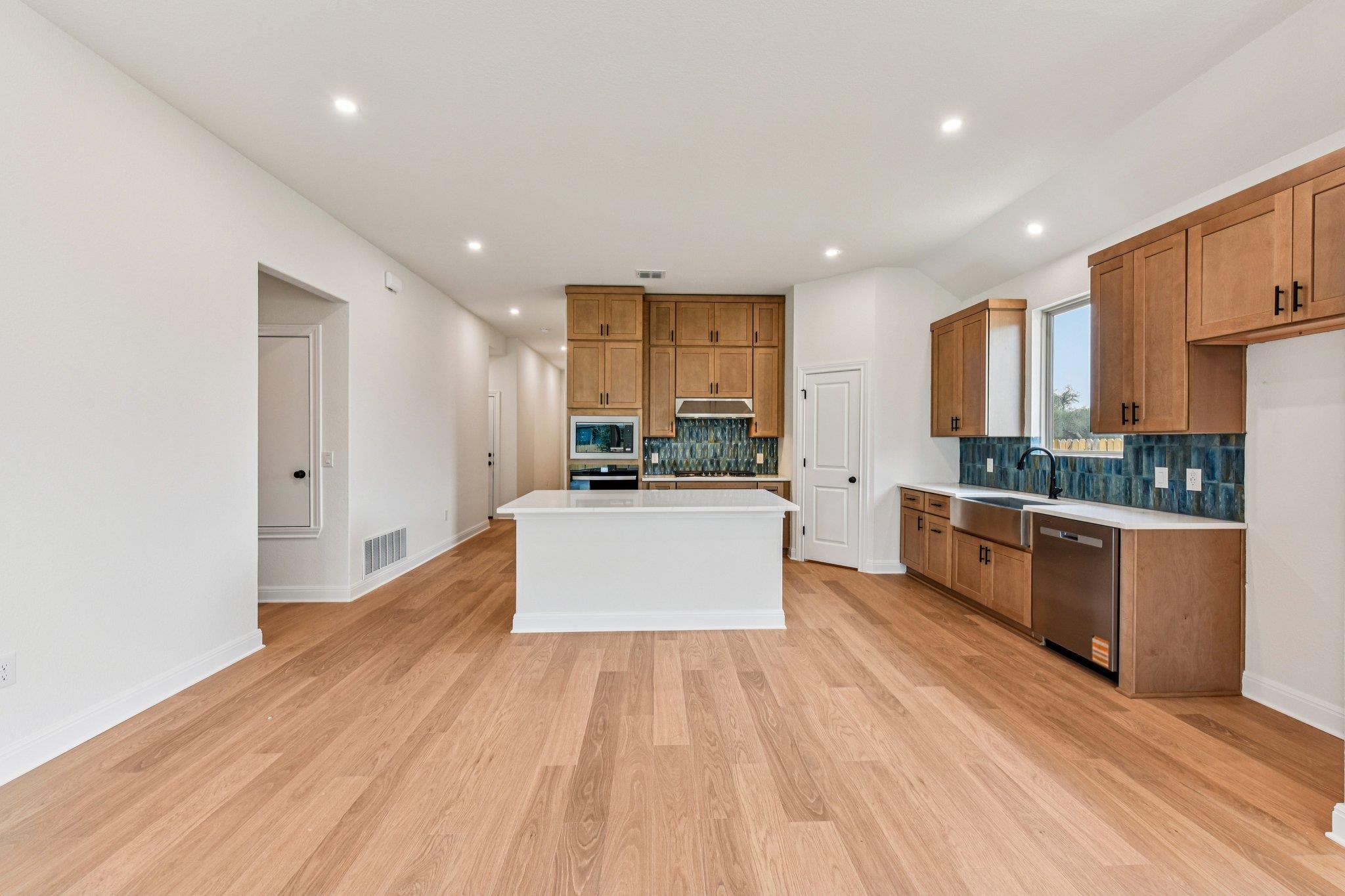 310 Treadwell LN