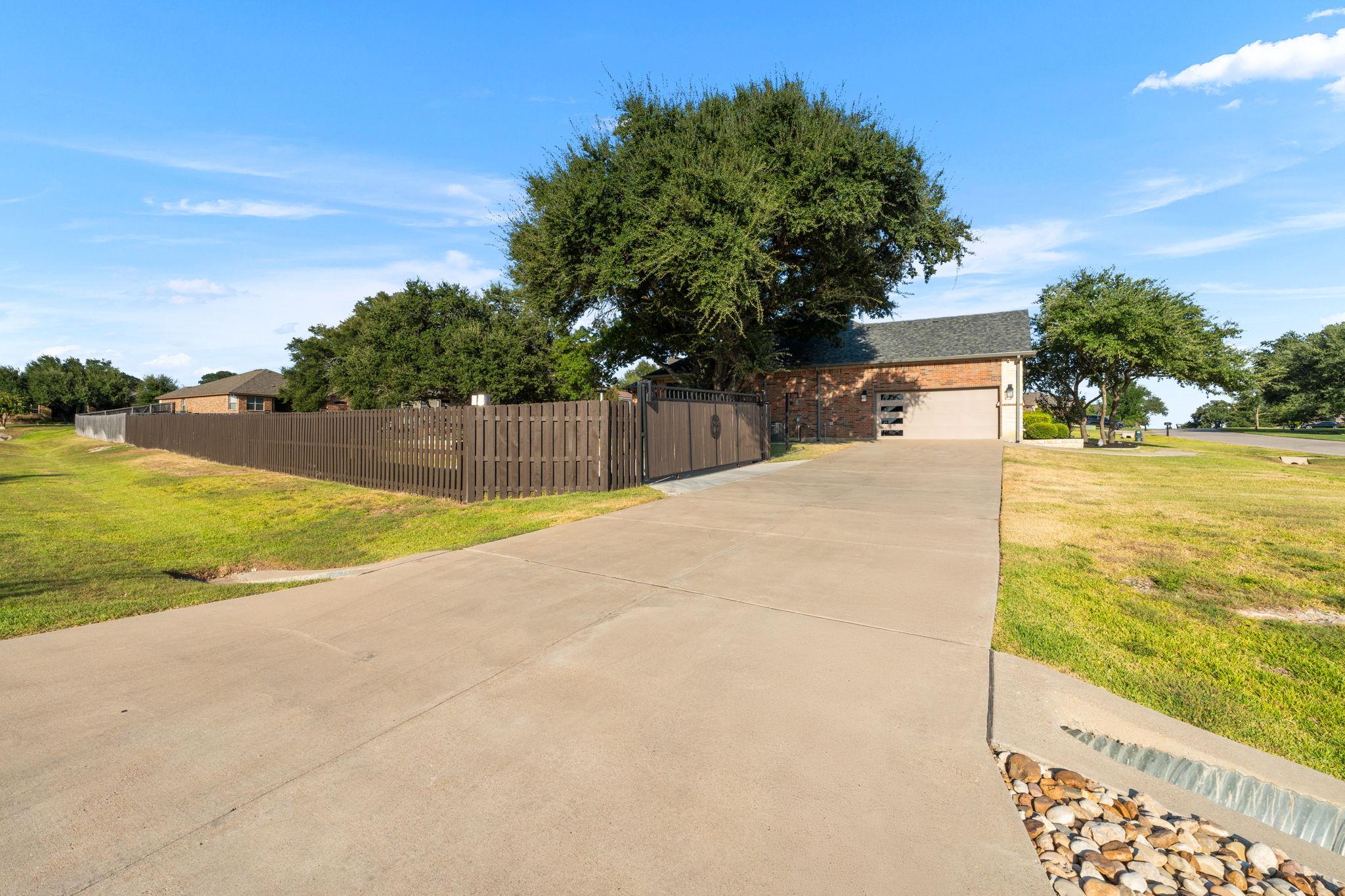 123 Archstone LOOP