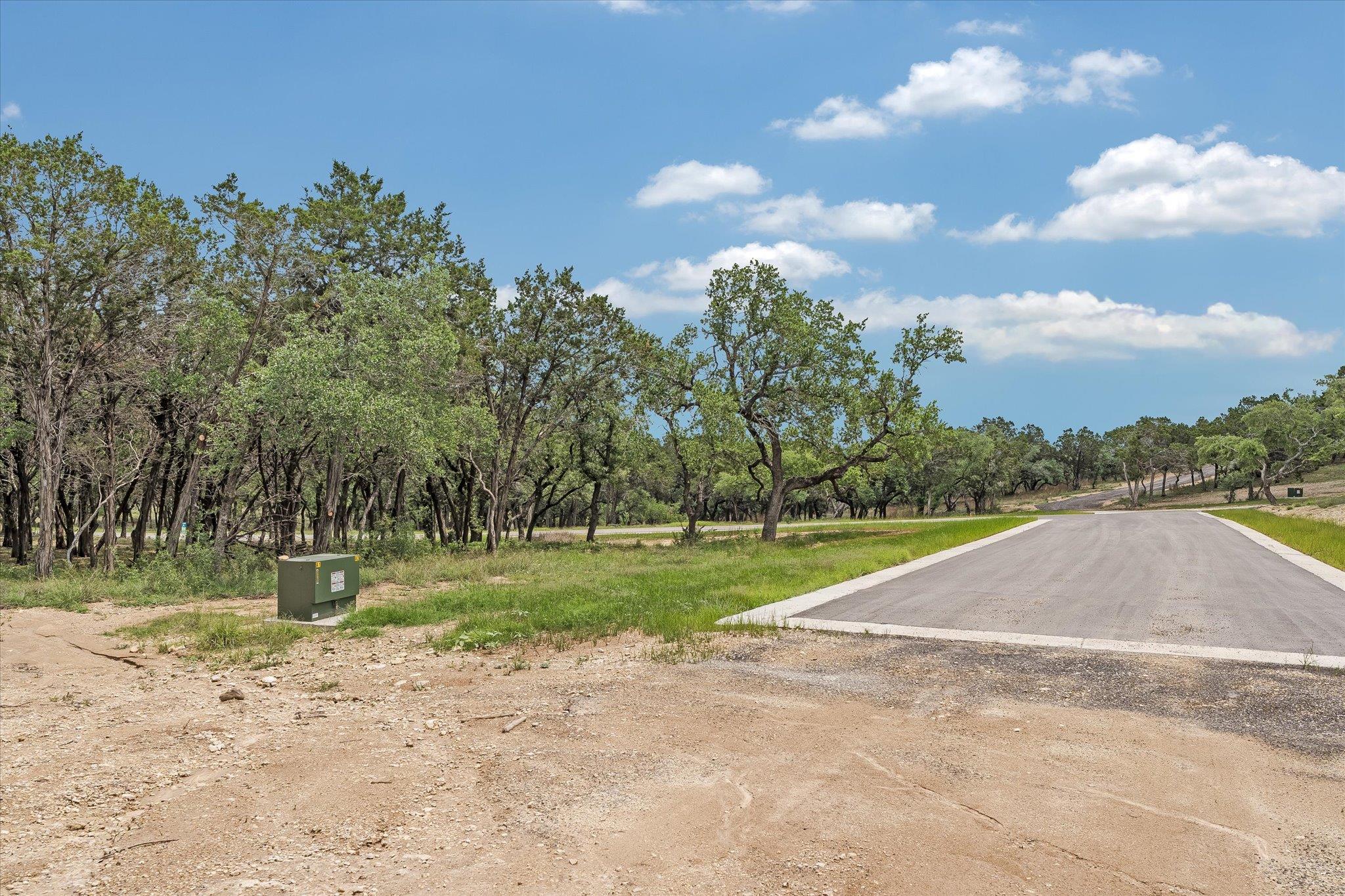 000 Moonridge LN