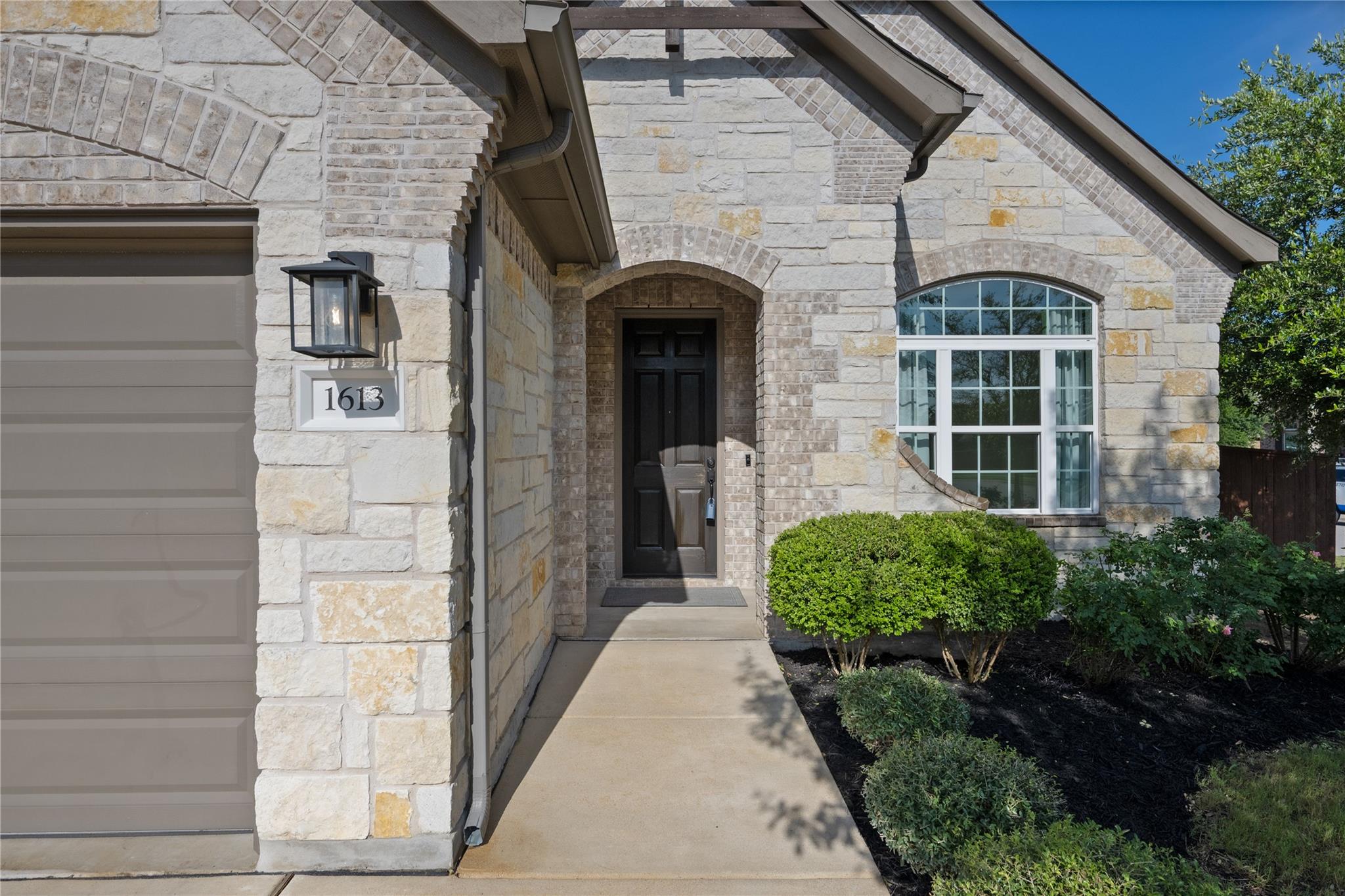 1613 Long Shadow LN