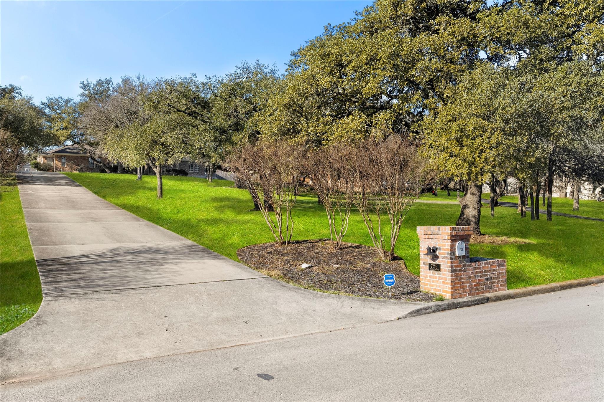 725 Willow Ridge DR