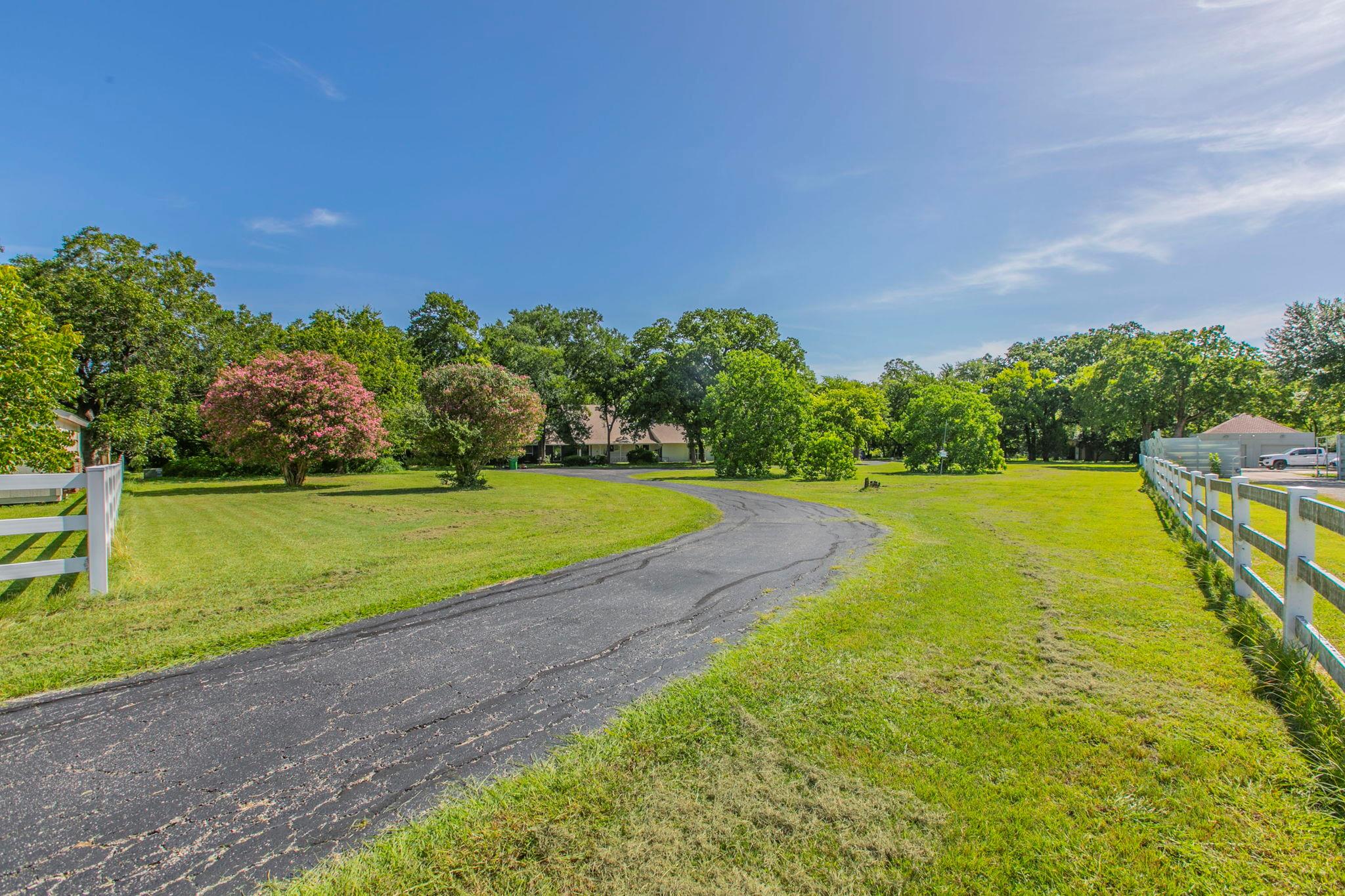 1905 Great Oaks DR