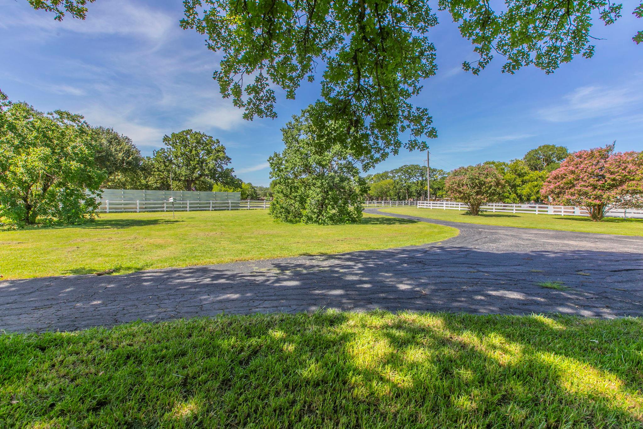 1905 Great Oaks DR