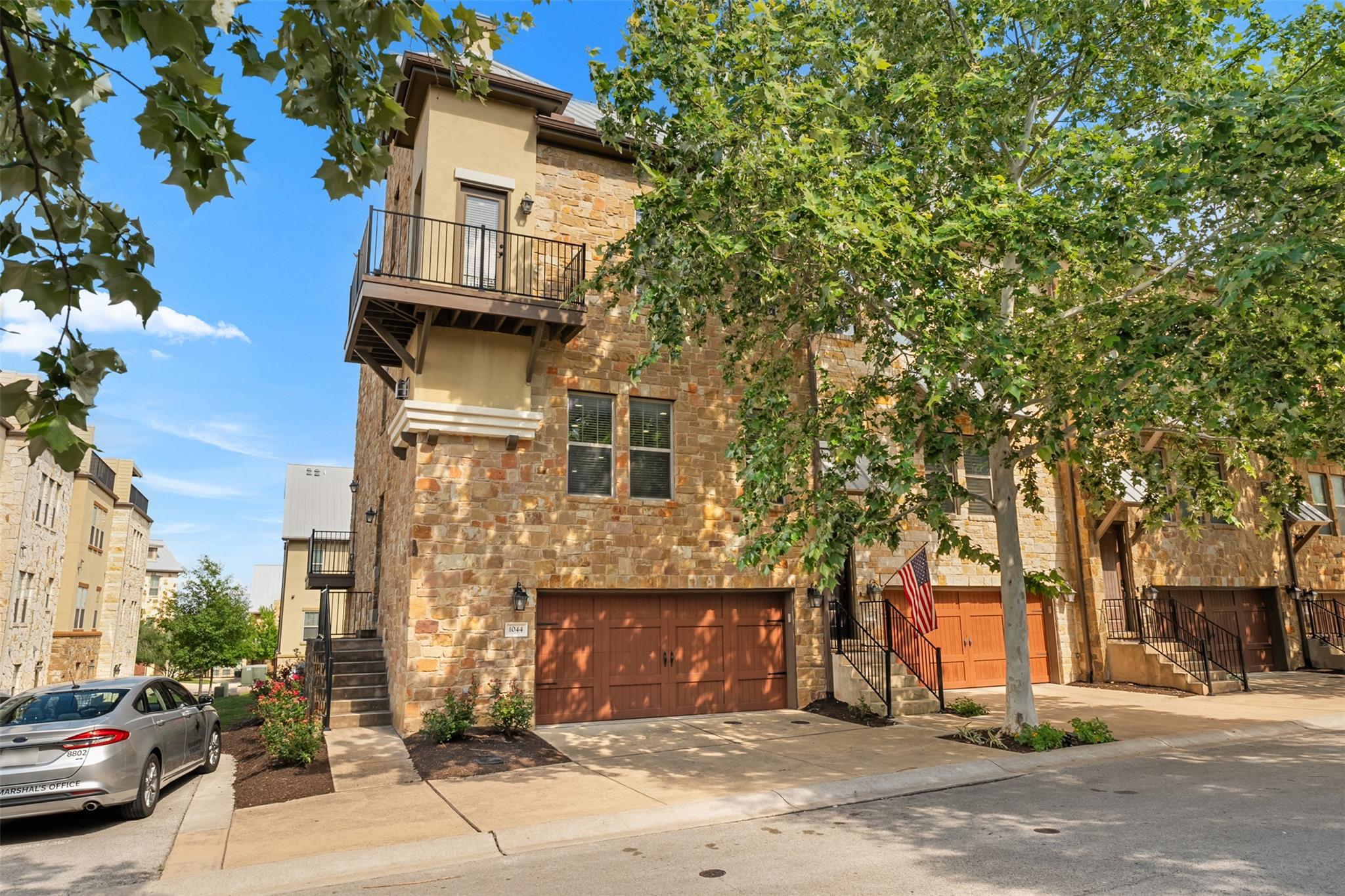 1044 Highknoll LN