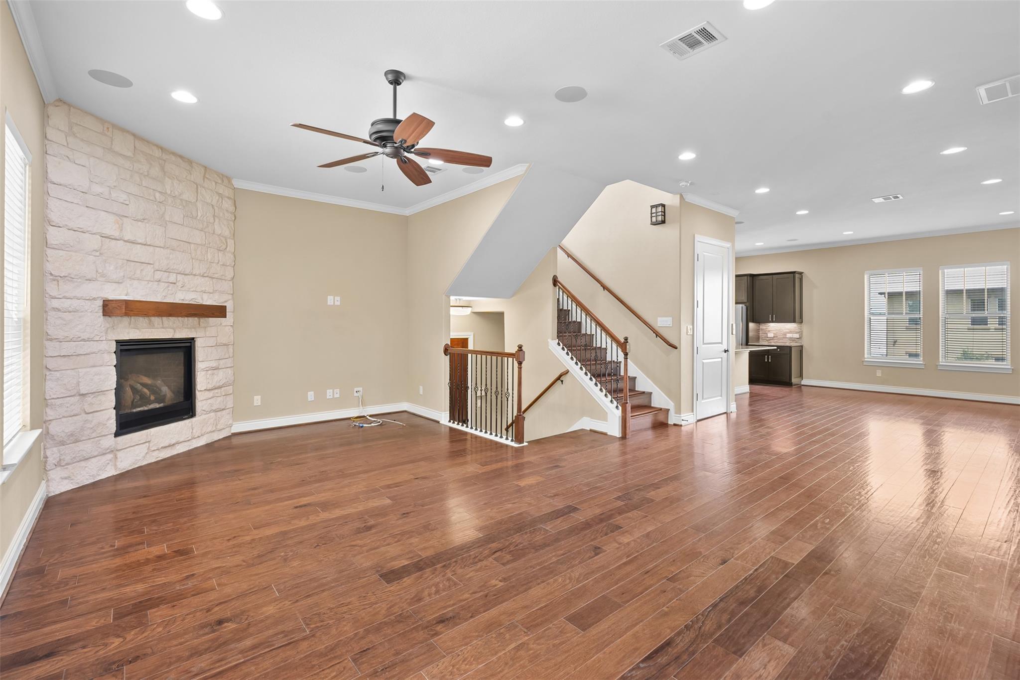 1044 Highknoll LN