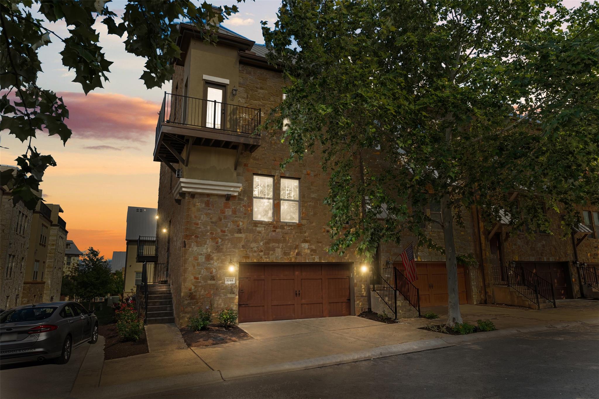 1044 Highknoll LN