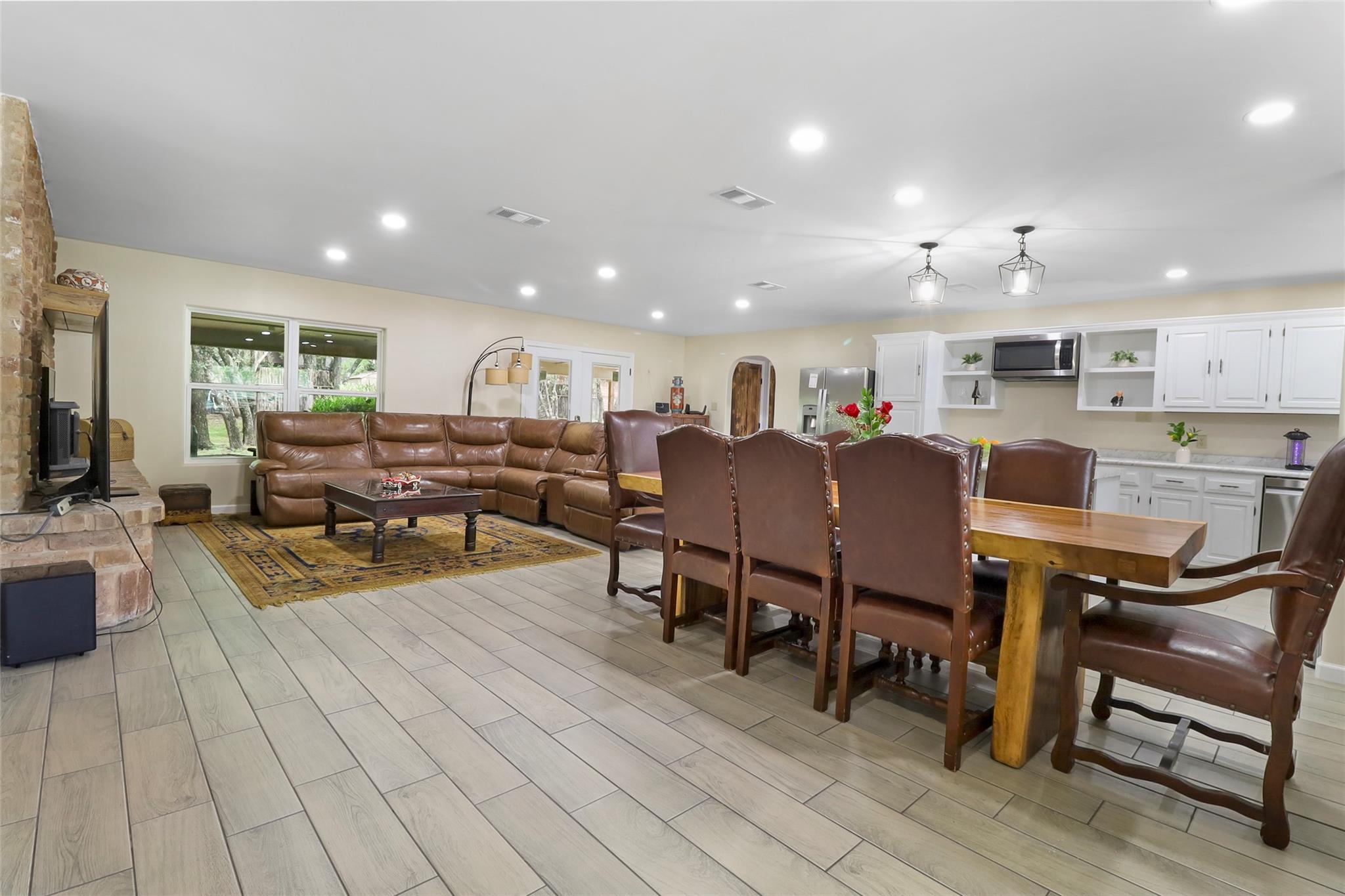 1313 Oakridge DR