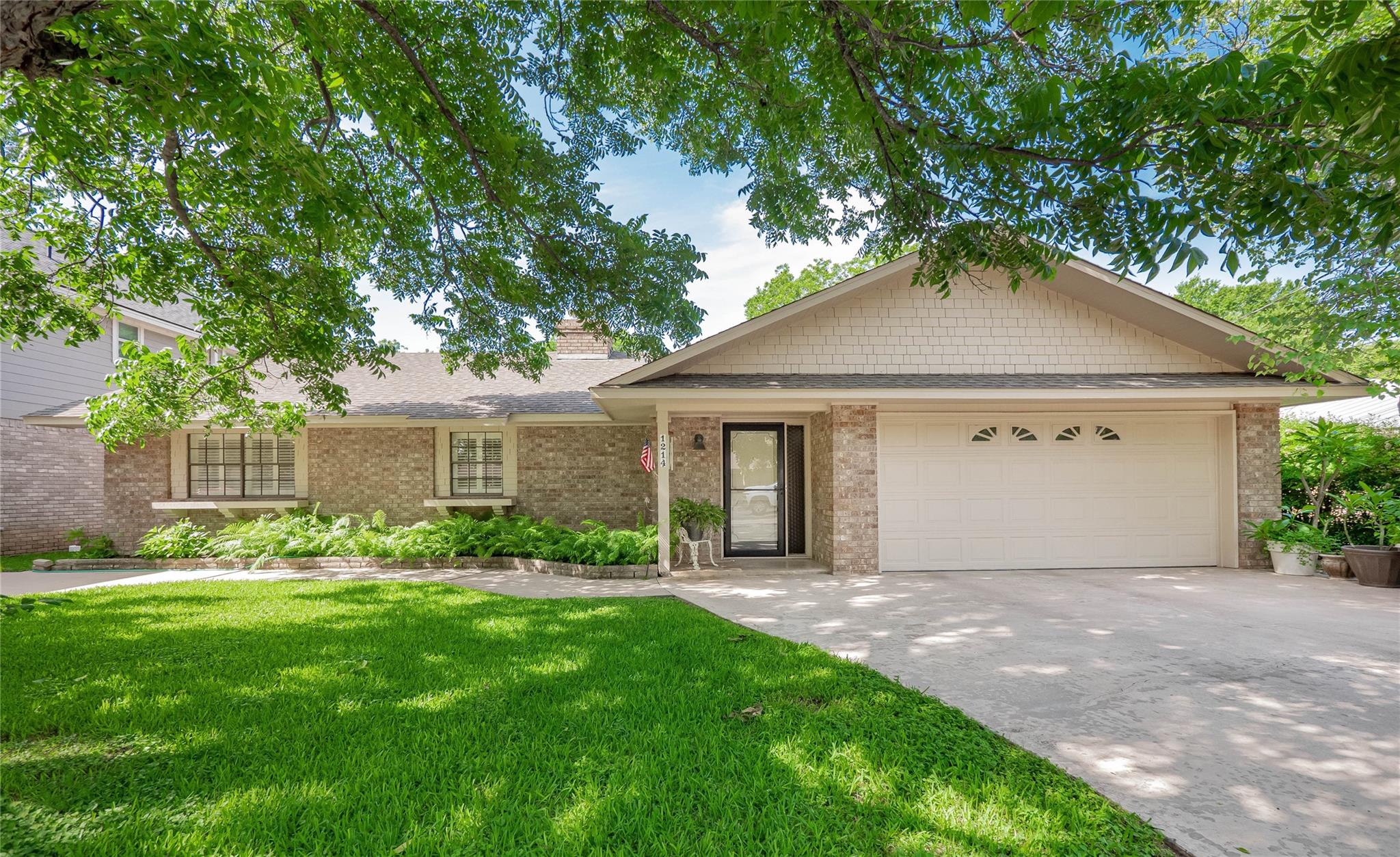 1214 Pecan DR