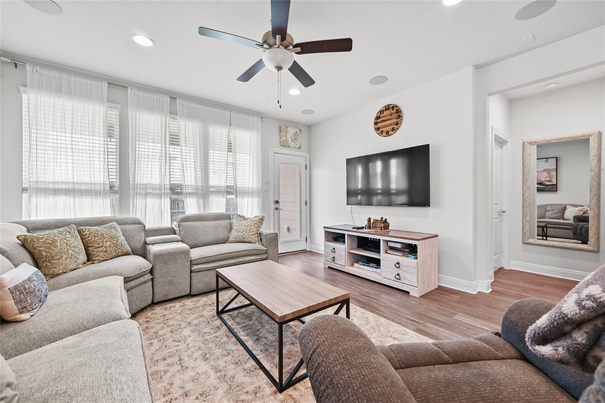 689 Bayberry CIR