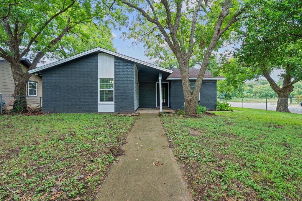 Photo for 1101 Mahan DR, Austin, TX 78721 (MLS # 3269459)