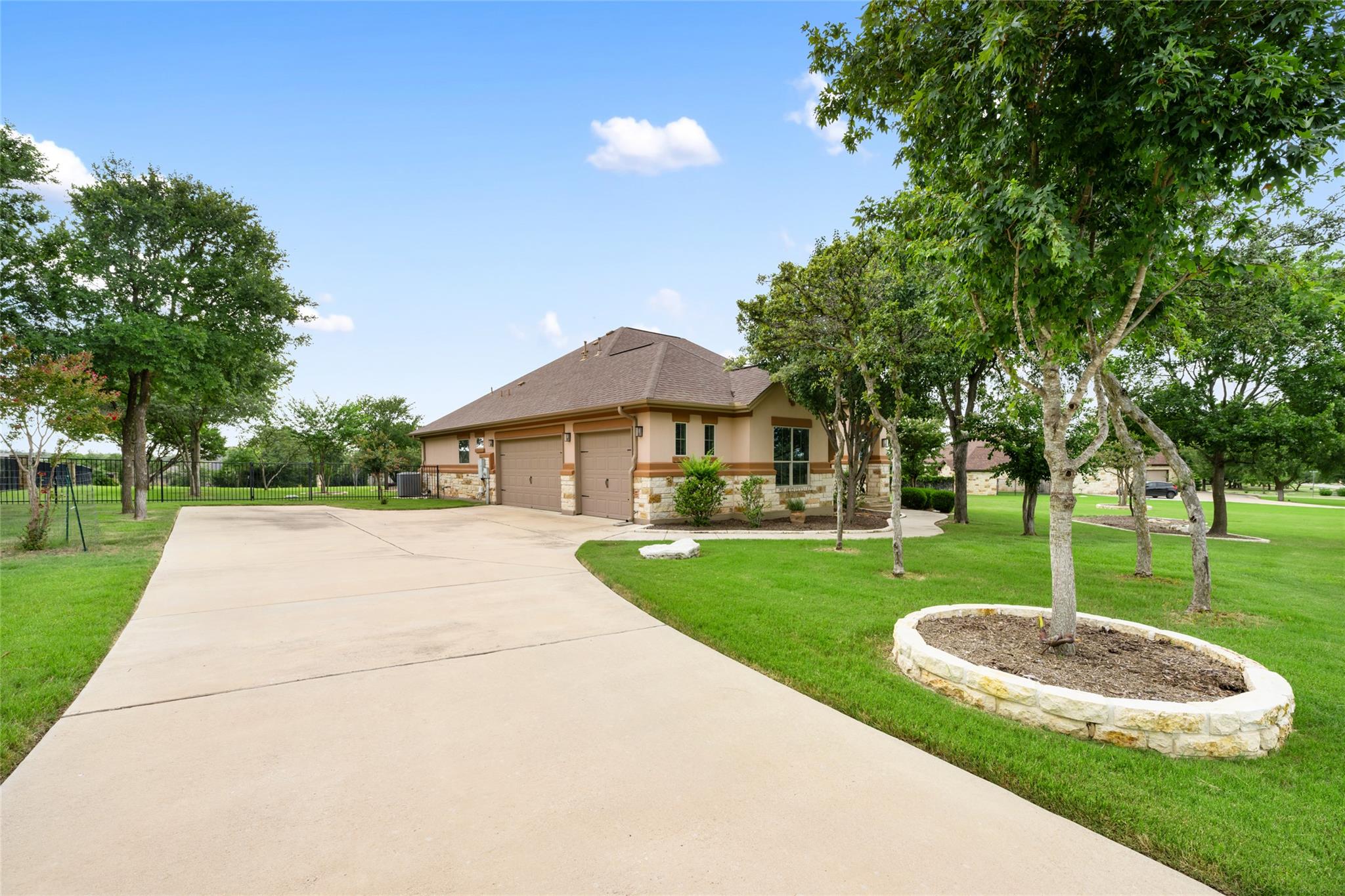 701 W Majestic Oak LN