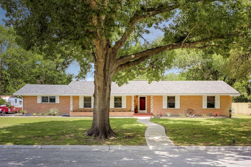 Photo of 1215 W Live Oak ST, Lockhart, TX 78644 (MLS # 7797268)