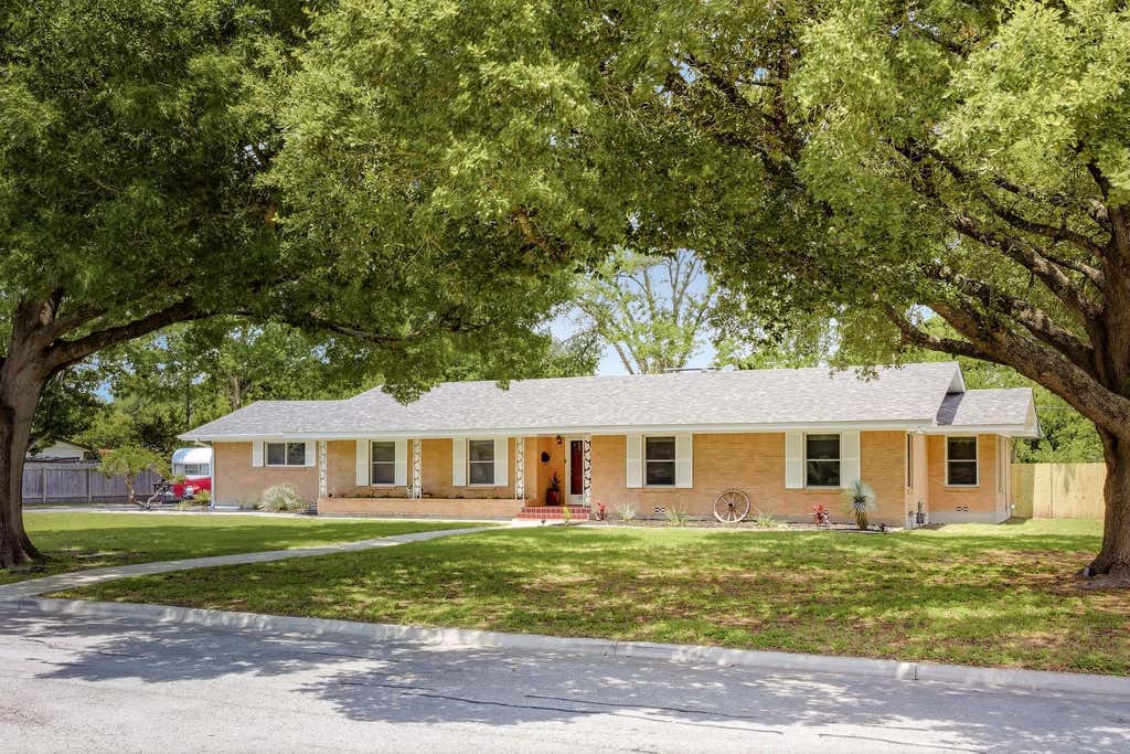 Photo of 1215 W Live Oak ST, Lockhart, TX 78644 (MLS # 7797268)