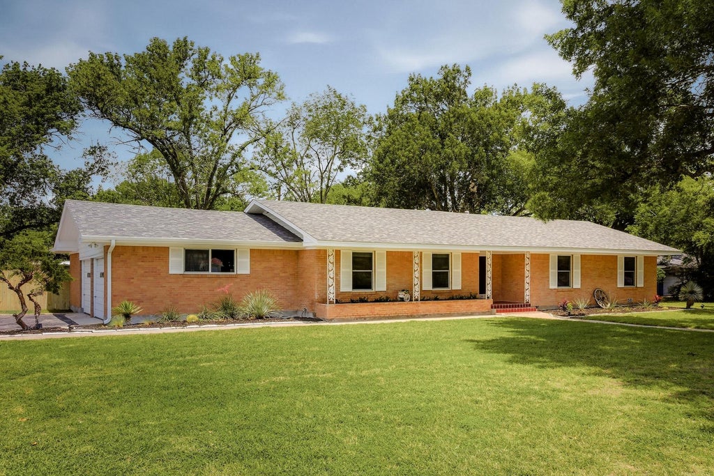 Photo of 1215 W Live Oak ST, Lockhart, TX 78644 (MLS # 7797268)