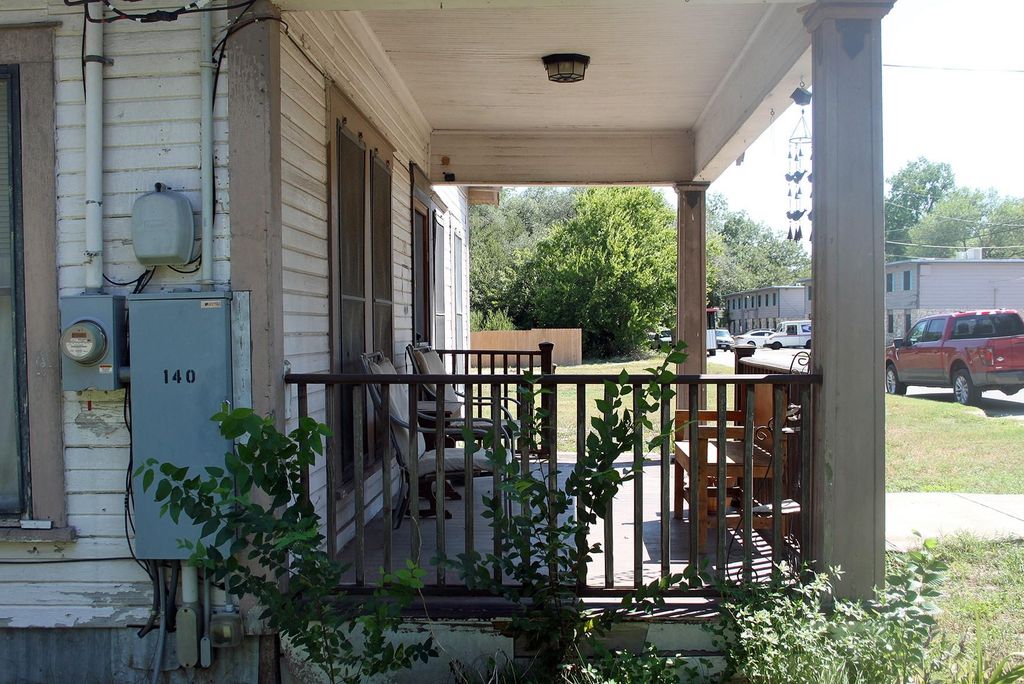 Photo of 140 Elm ST, Lockhart, TX 78644 (MLS # 8335190)