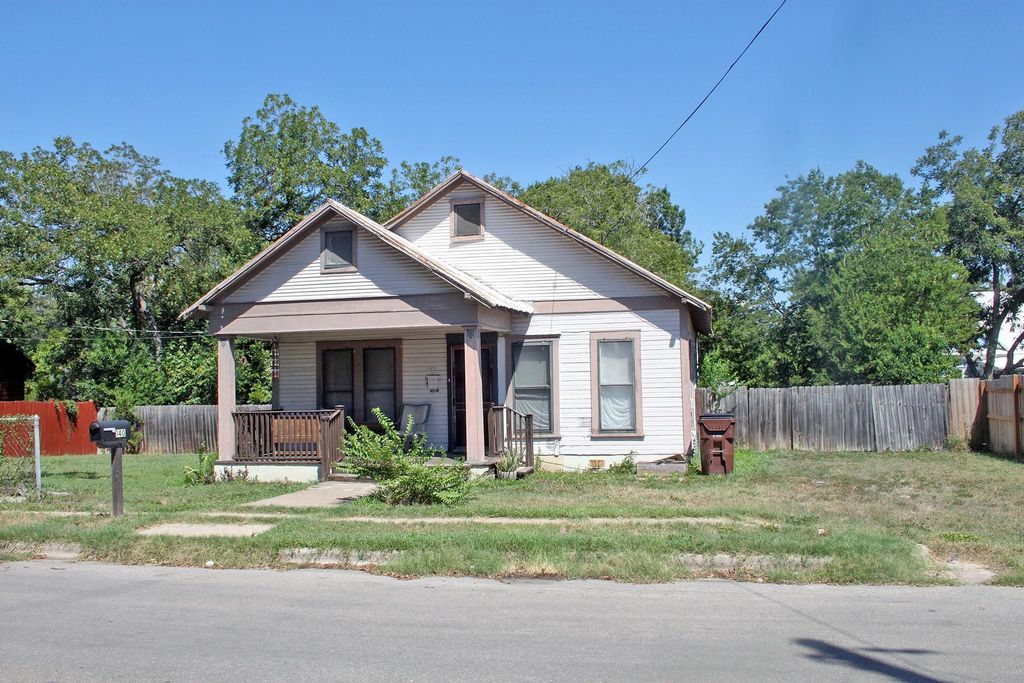 Photo of 140 Elm ST, Lockhart, TX 78644 (MLS # 8335190)