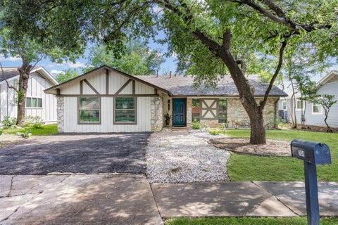 Photo of 704 Buckingham PL, Austin, TX 78745 (MLS # 1649260)