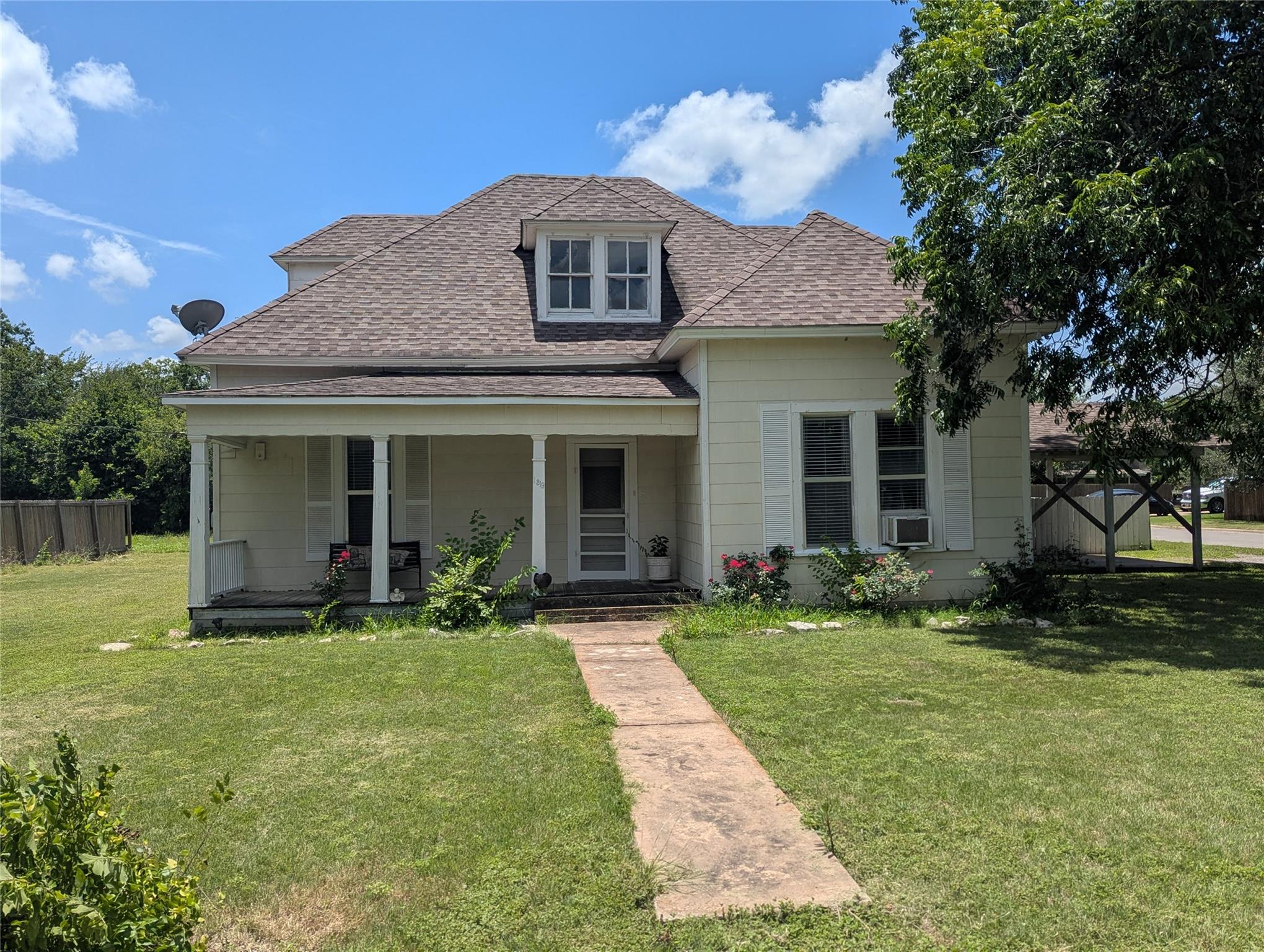 Photo 1 of 27 — 1319 Grace ST, Taylor, TX 76574