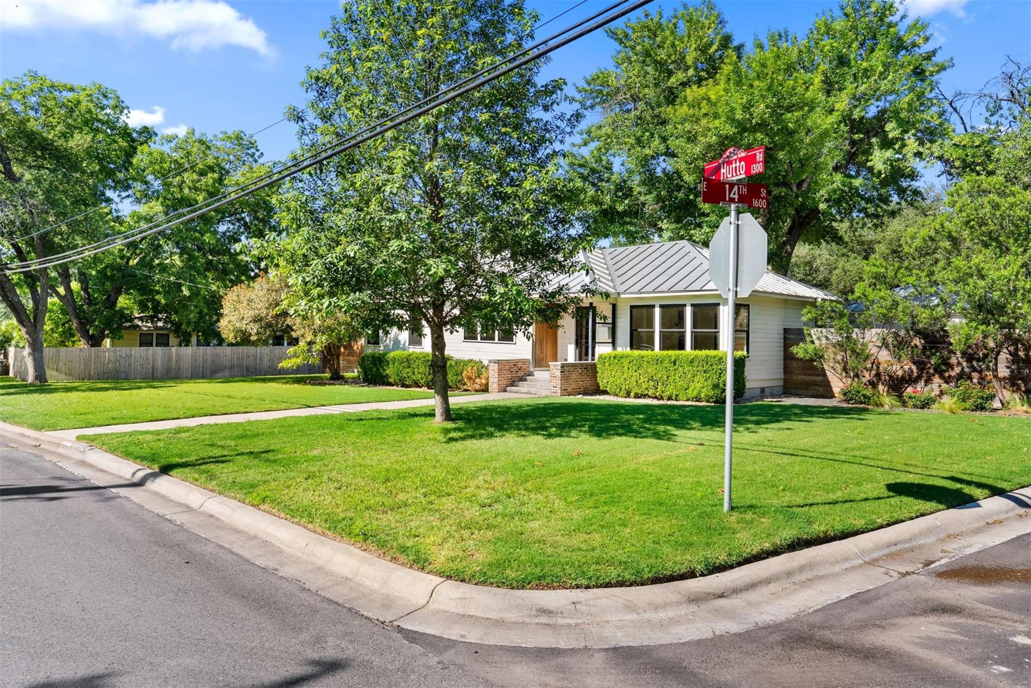 1402 Hutto RD