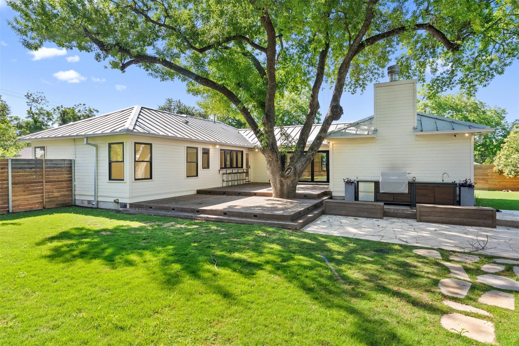 1402 Hutto RD