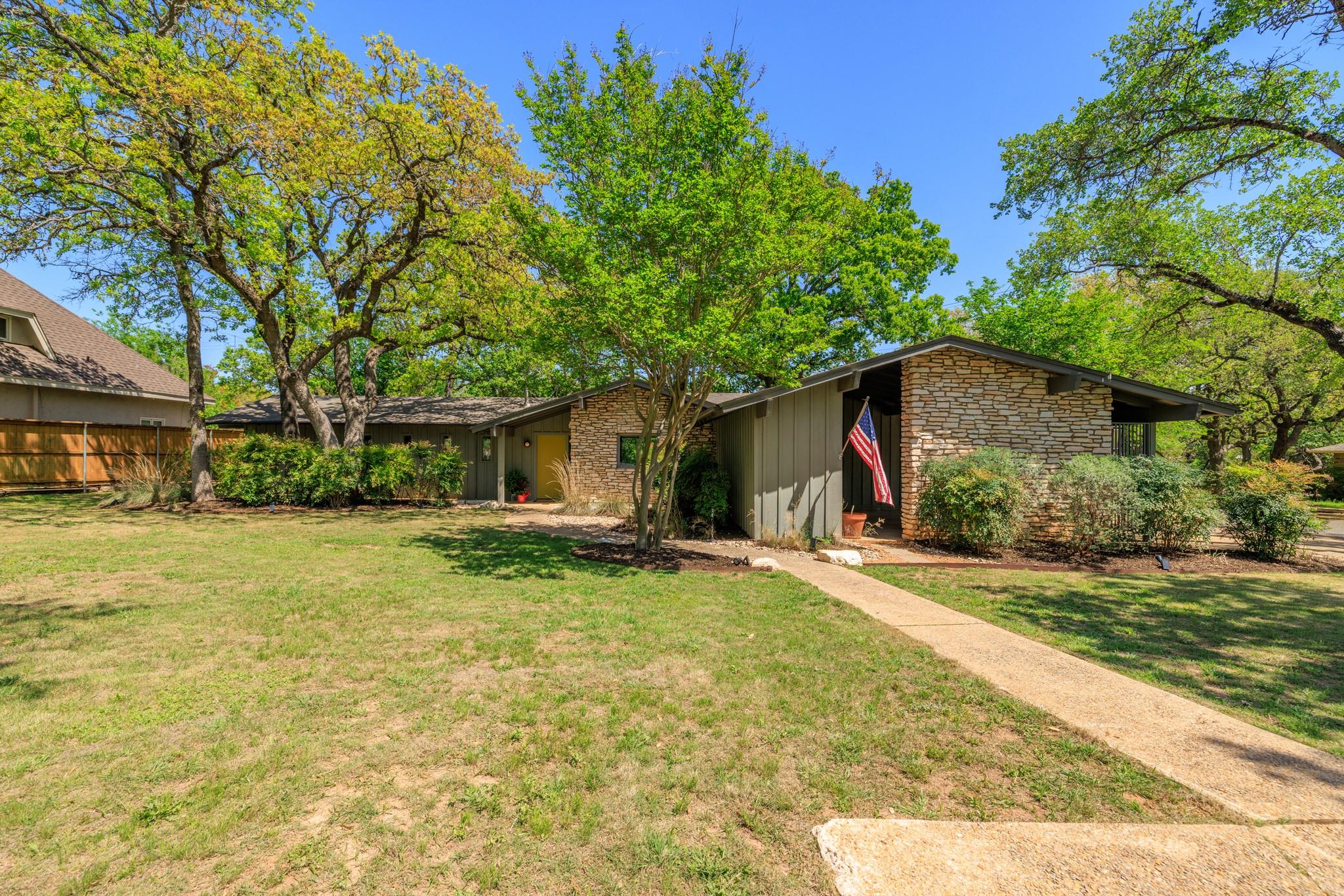 202 Tanglewood DR