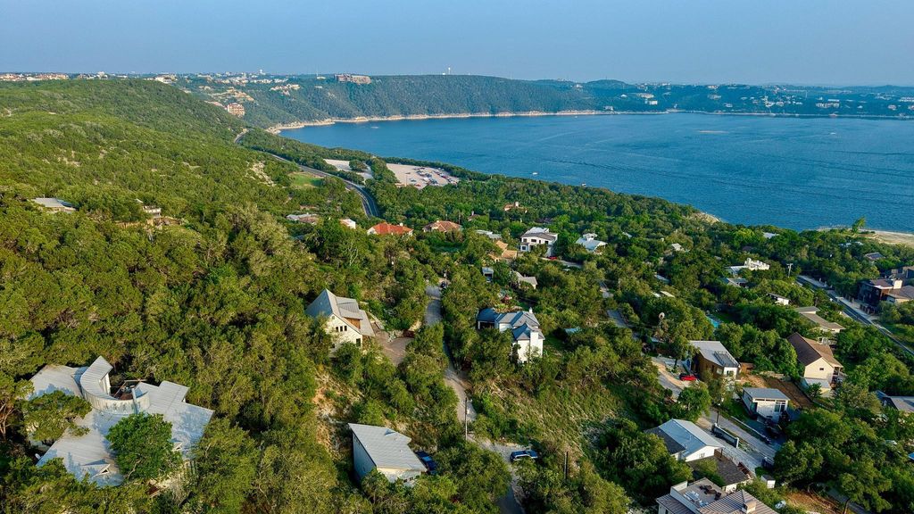 Photo of 13906 Skyline DR, Austin, TX 78732 (MLS # 6289586)