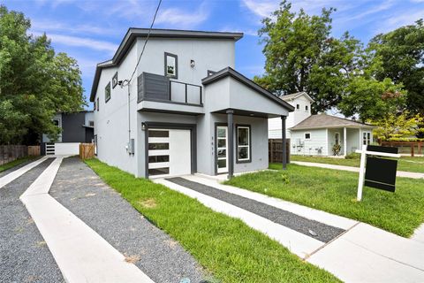 Photo of 3611 Munson ST, Austin, TX 78721 (MLS # 7756908)