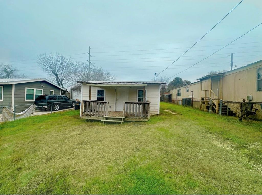 Photo of 820 Chihuahua ST, Lockhart, TX 78644 (MLS # 9257228)