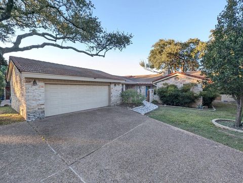 Photo of 208 Crescent BLF, Lakeway, TX 78734 (MLS # 2689652)
