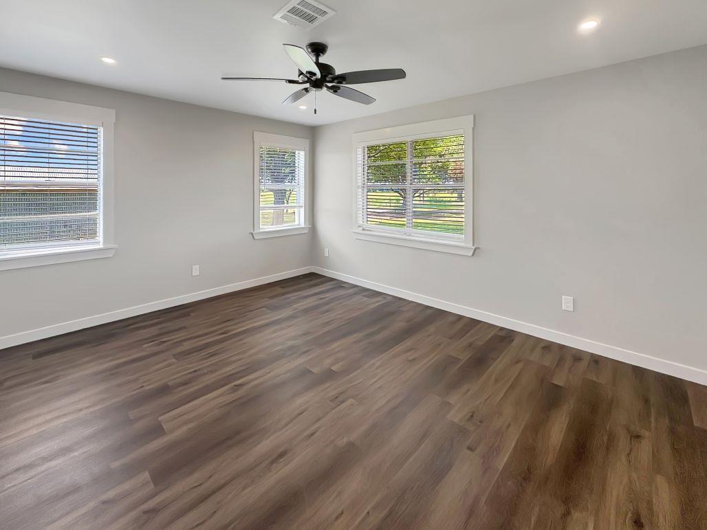 1304 CR 215 RD