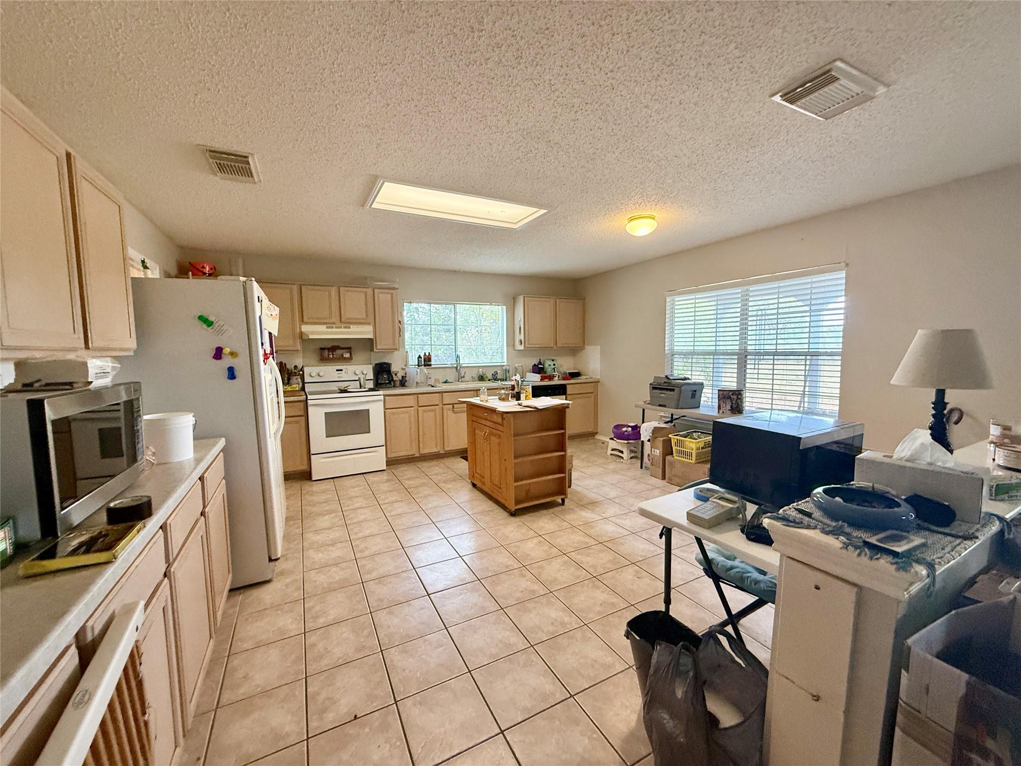 3085 Crestmont LN