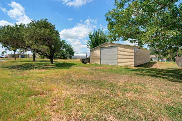127 E DAVILLA AVE, ROCKDALE, TX 76567 - Image e7b6a8e1c5466821251ebcb4e2c7a106/1050318646