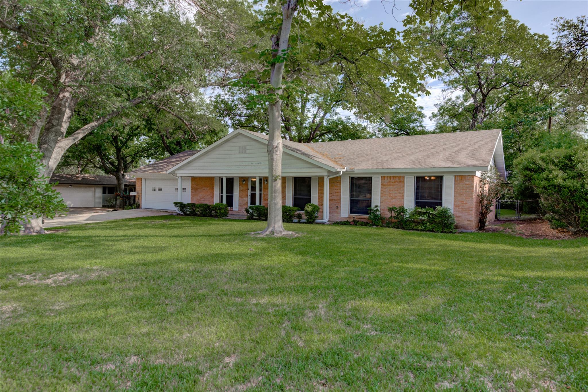 2502 Greenlawn PKWY