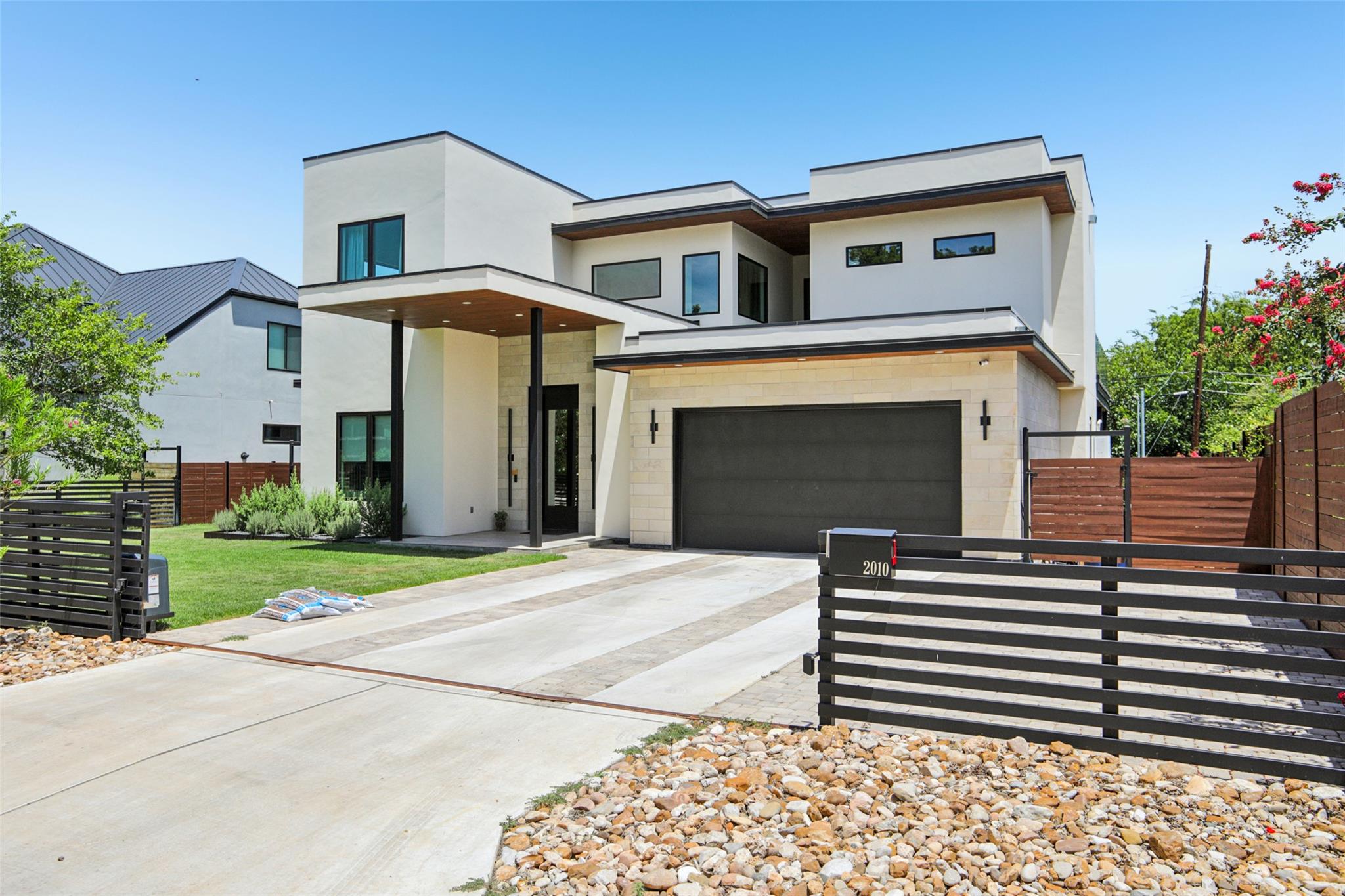 2010 Meadowridge DR