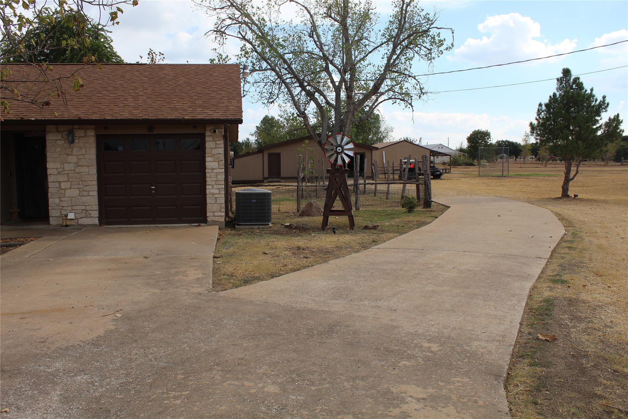 211 Rabbit Hollow LN