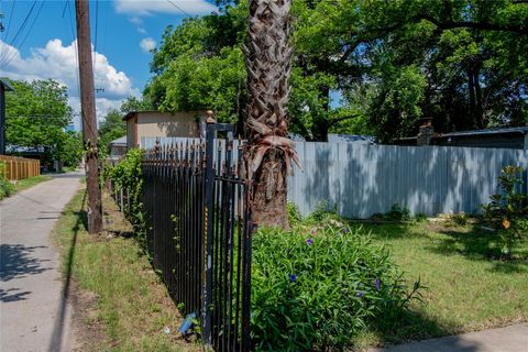 Tiny photo for 2607 E Cesar Chavez ST, Austin, TX 78702 (MLS # 8409530)