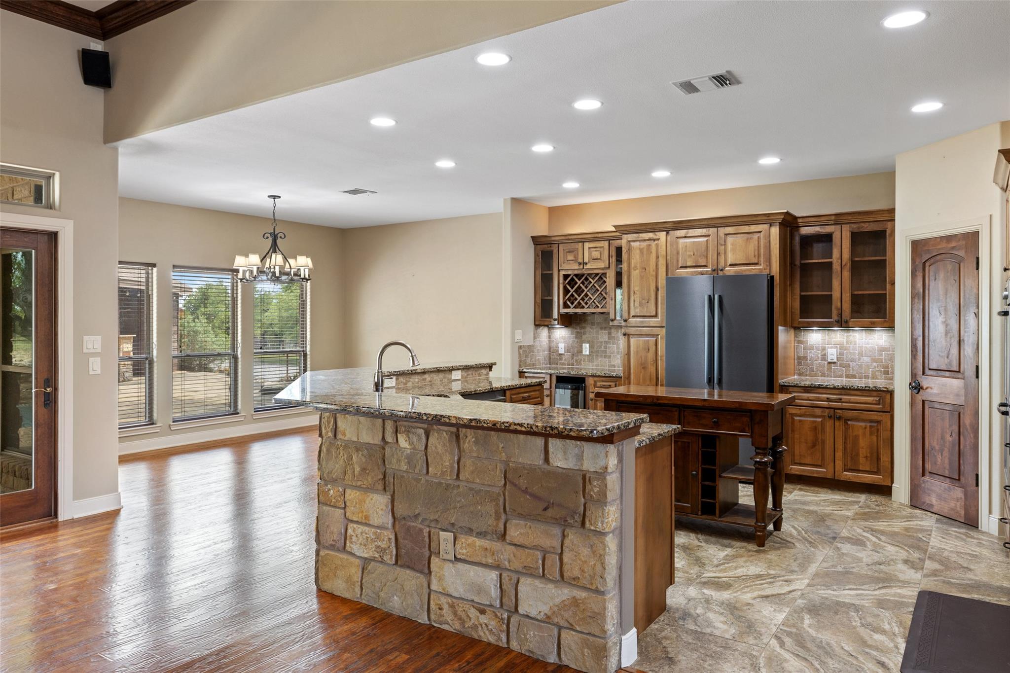 101 Crooked Oak LN