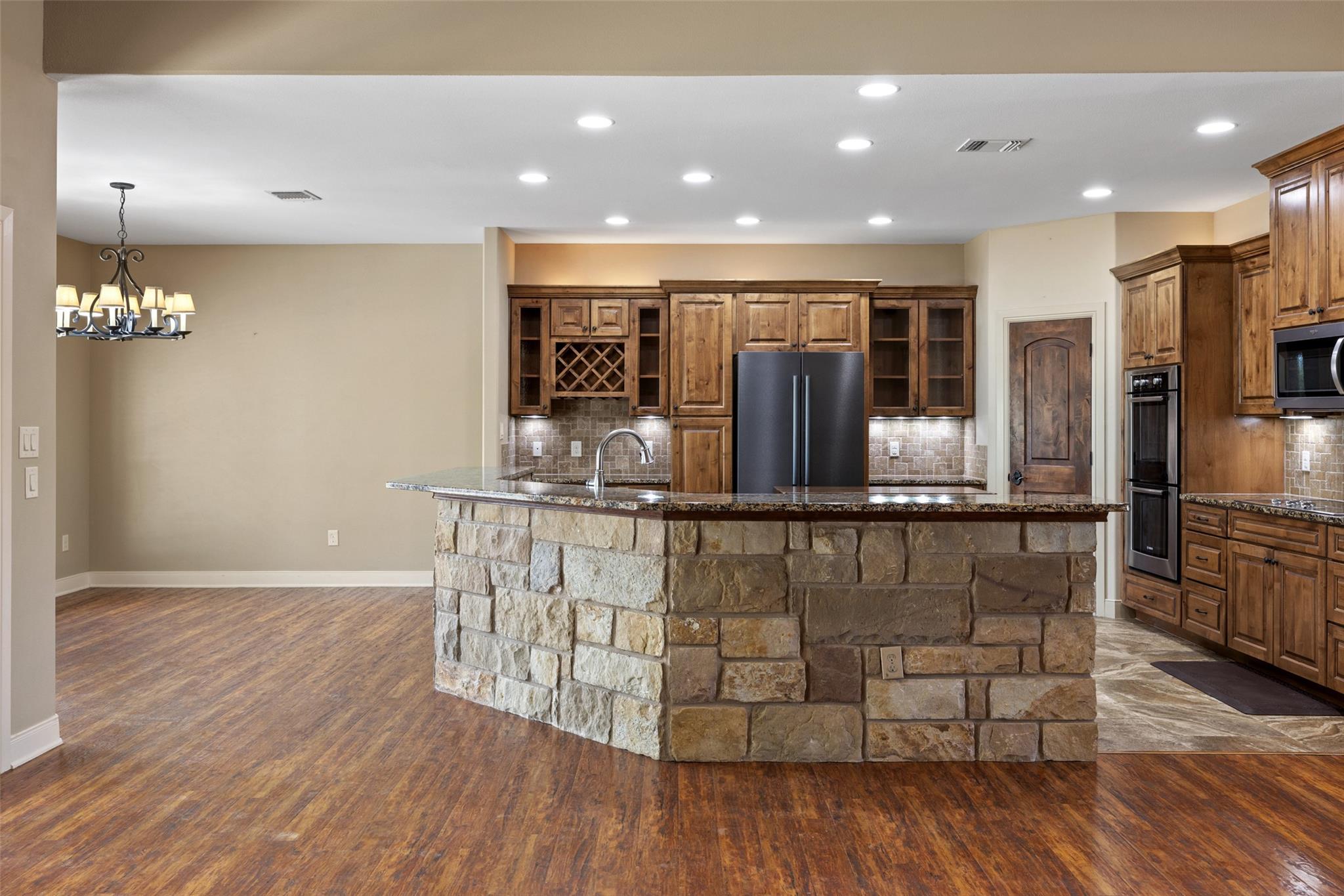 101 Crooked Oak LN
