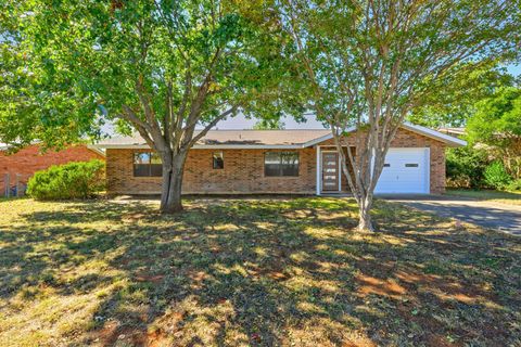 203 Broadmoor DR Fredericksburg TX 78624