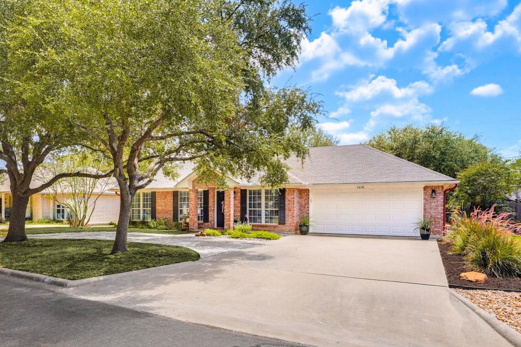 Photo of 1510 Shadow WALK, Lockhart, TX 78644 (MLS # 4072321)