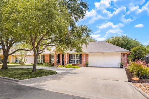 Photo of 1510 Shadow WALK, Lockhart, TX 78644 (MLS # 4072321)