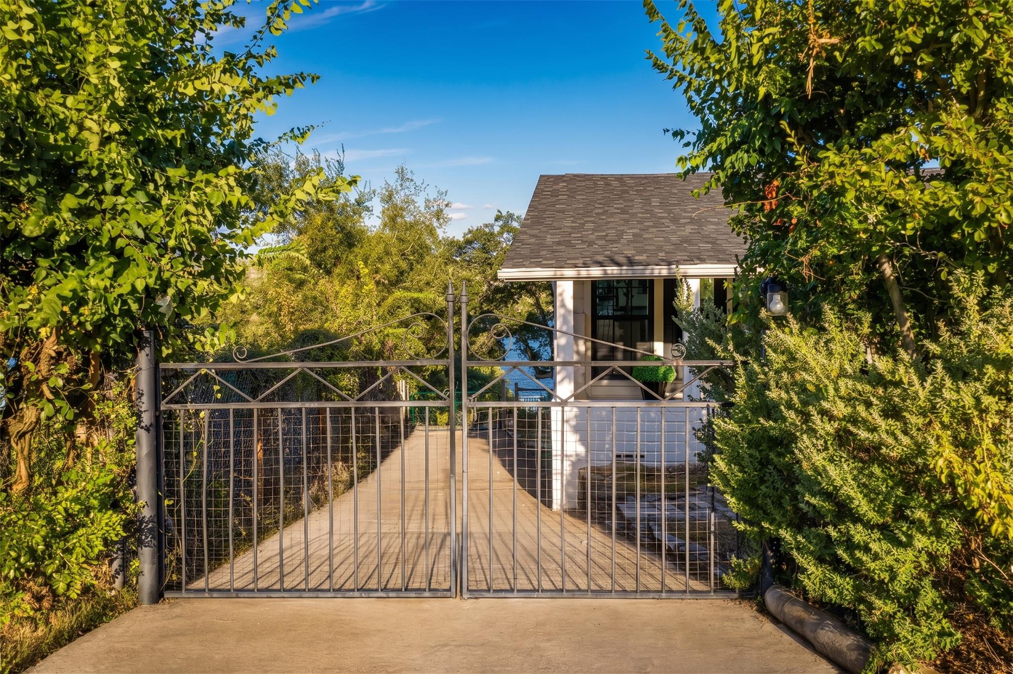 1201 Lake Shore DR