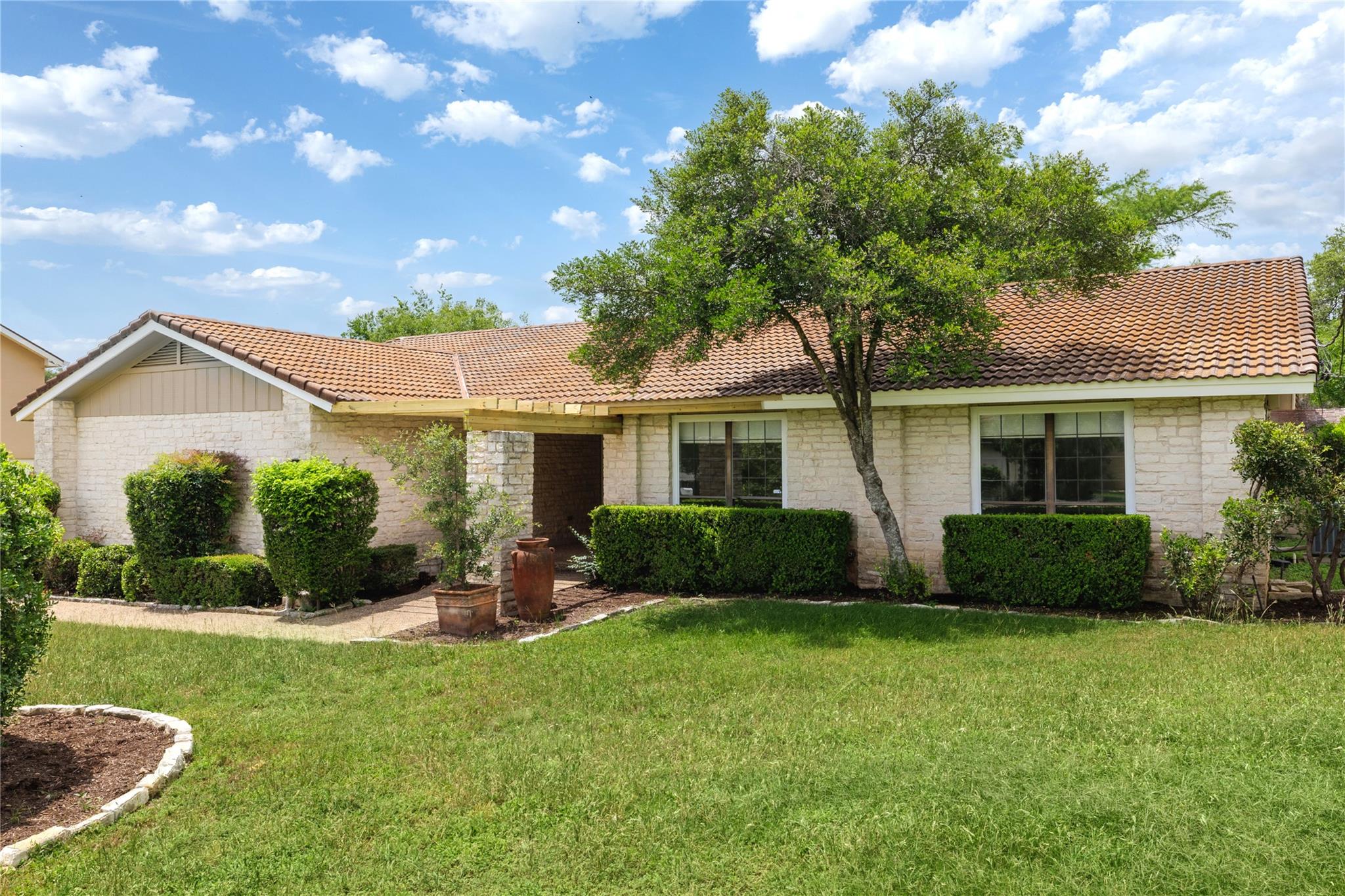 Photo 1 of 31 — 611 Lido ST, Lakeway, TX 78734