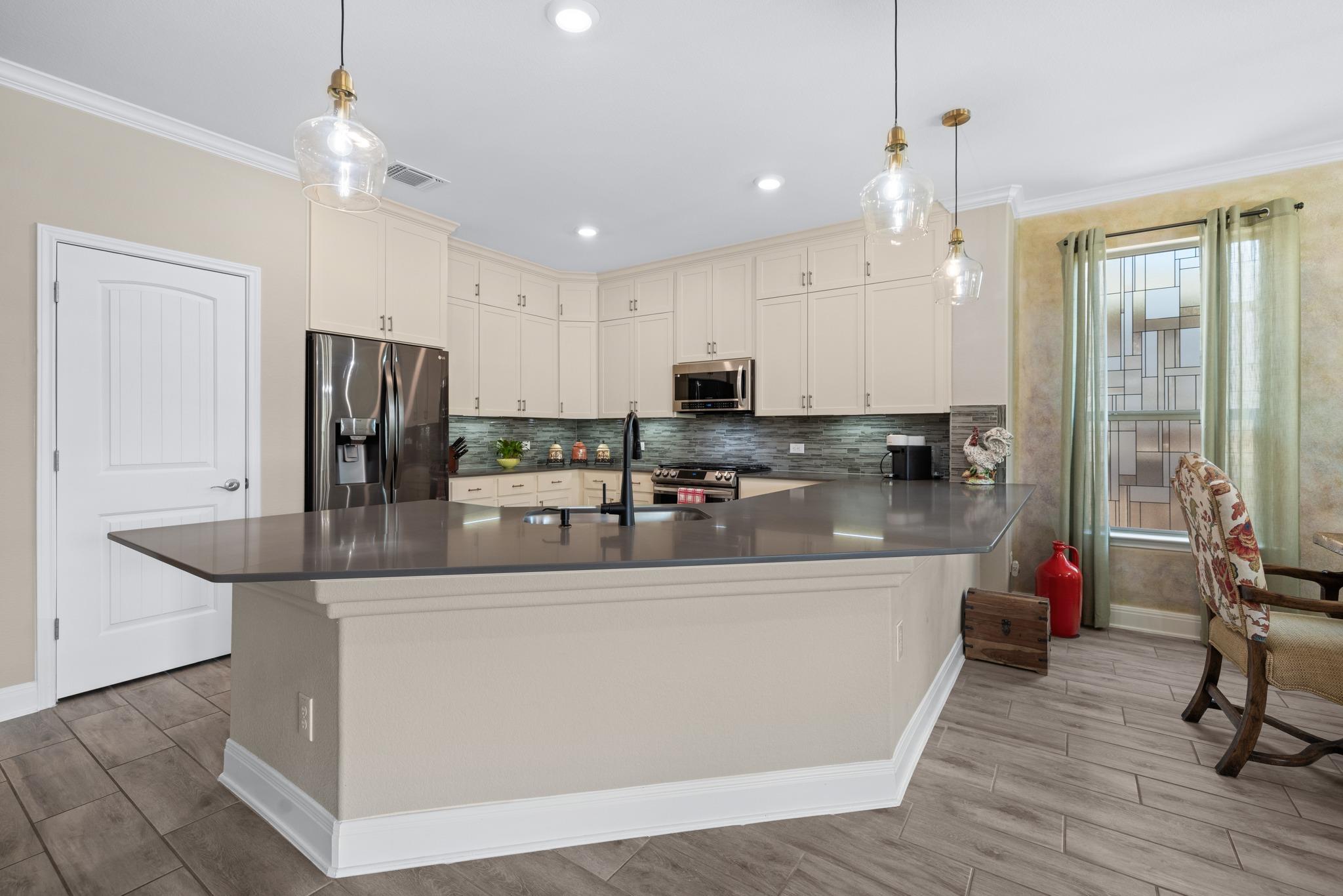 1212 Euless LN