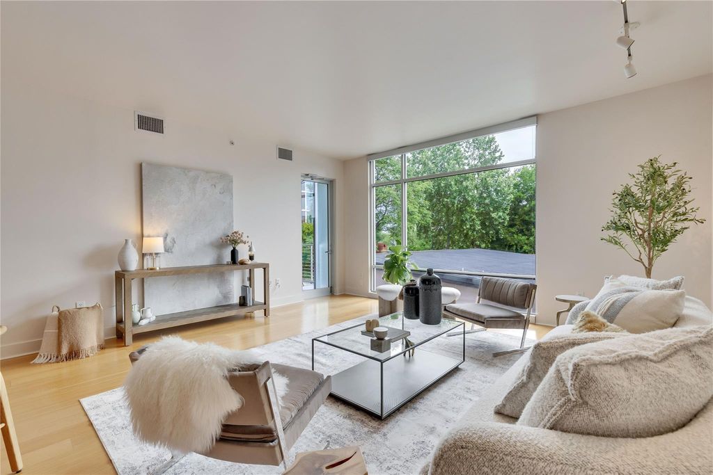 Photo of 210 Lee Barton DR #308, Austin, TX 78704 (MLS # 5103194)