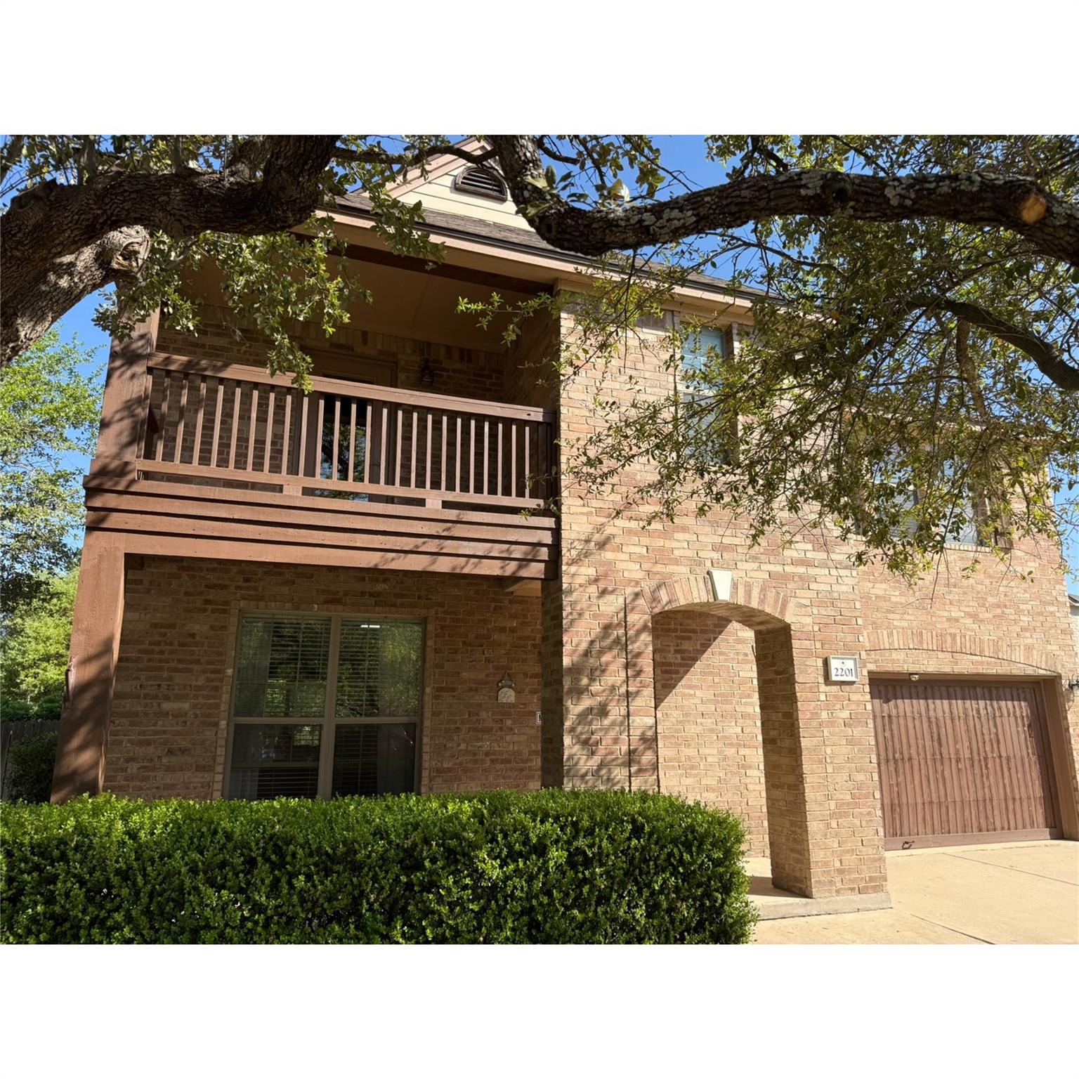 2201 Ezra CT