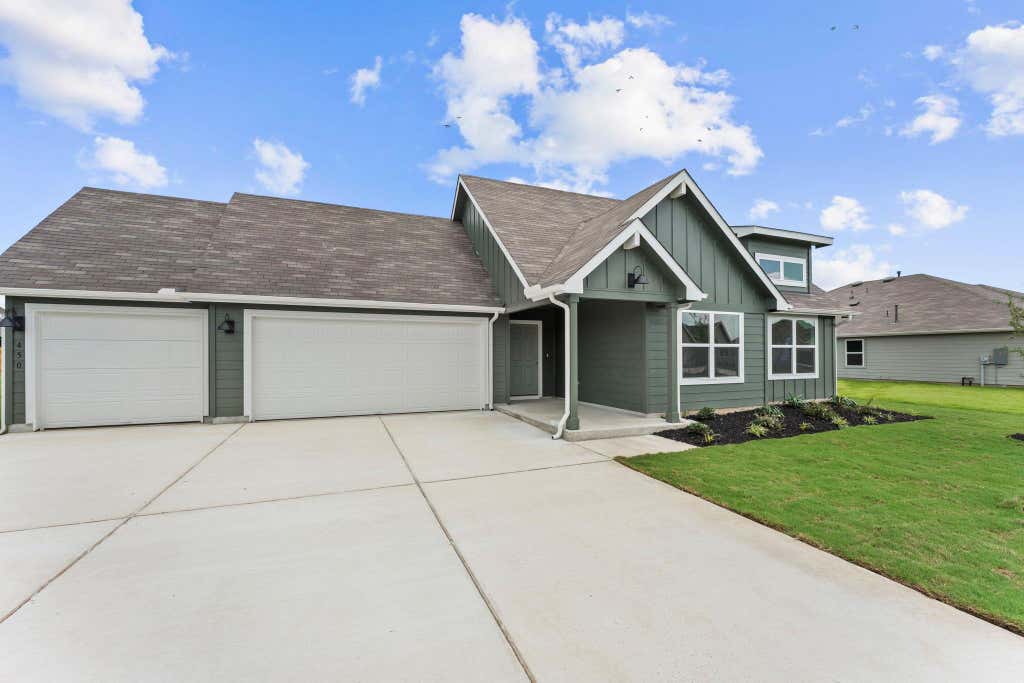 Photo of 450 KOLBO CROSSING CV, Lockhart, TX 78644 (MLS # 8642924)