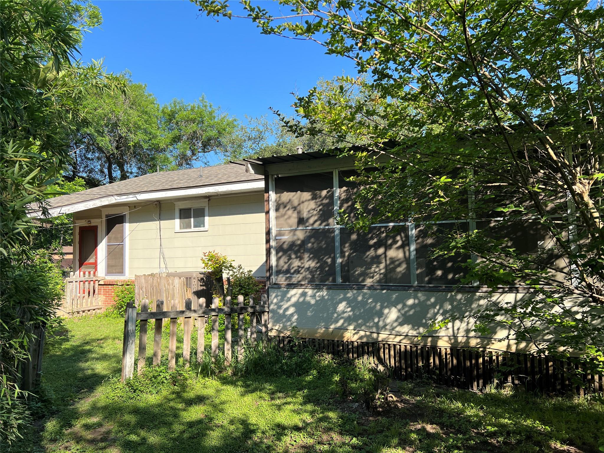 310 Smith LN